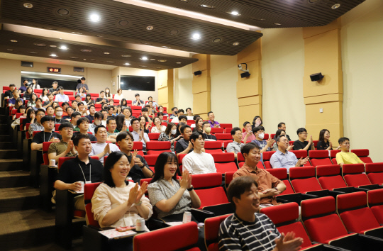 지난 12일 서울 여의도 LG트윈타워에서 LG전자 직원들이 회사의 미래 비전 발표회 생중계를 함께 시청하고 있다. LG전자 제공